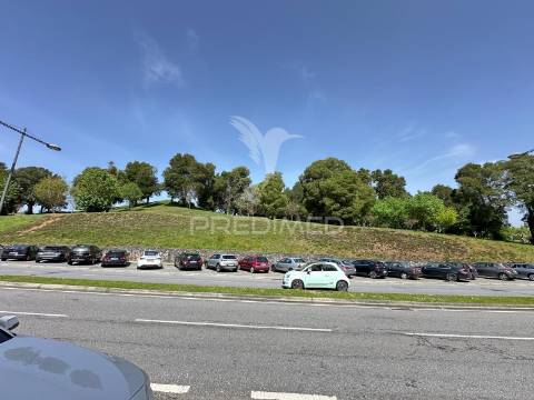 Loja para arrendamento no centro de valença | edifício s. gião