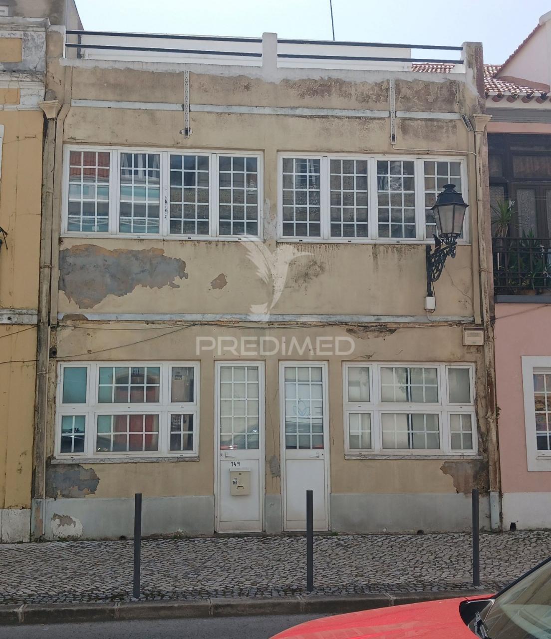 Prédio no centro do seixal.