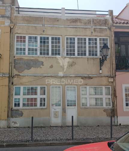 Prédio no centro do seixal.