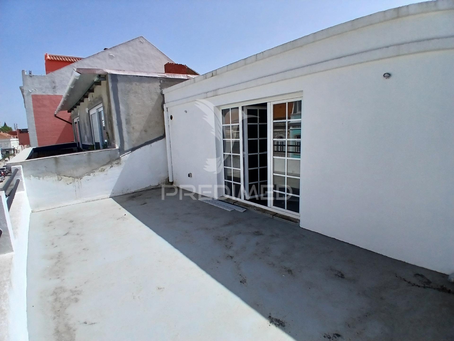 Prédio no centro do seixal.