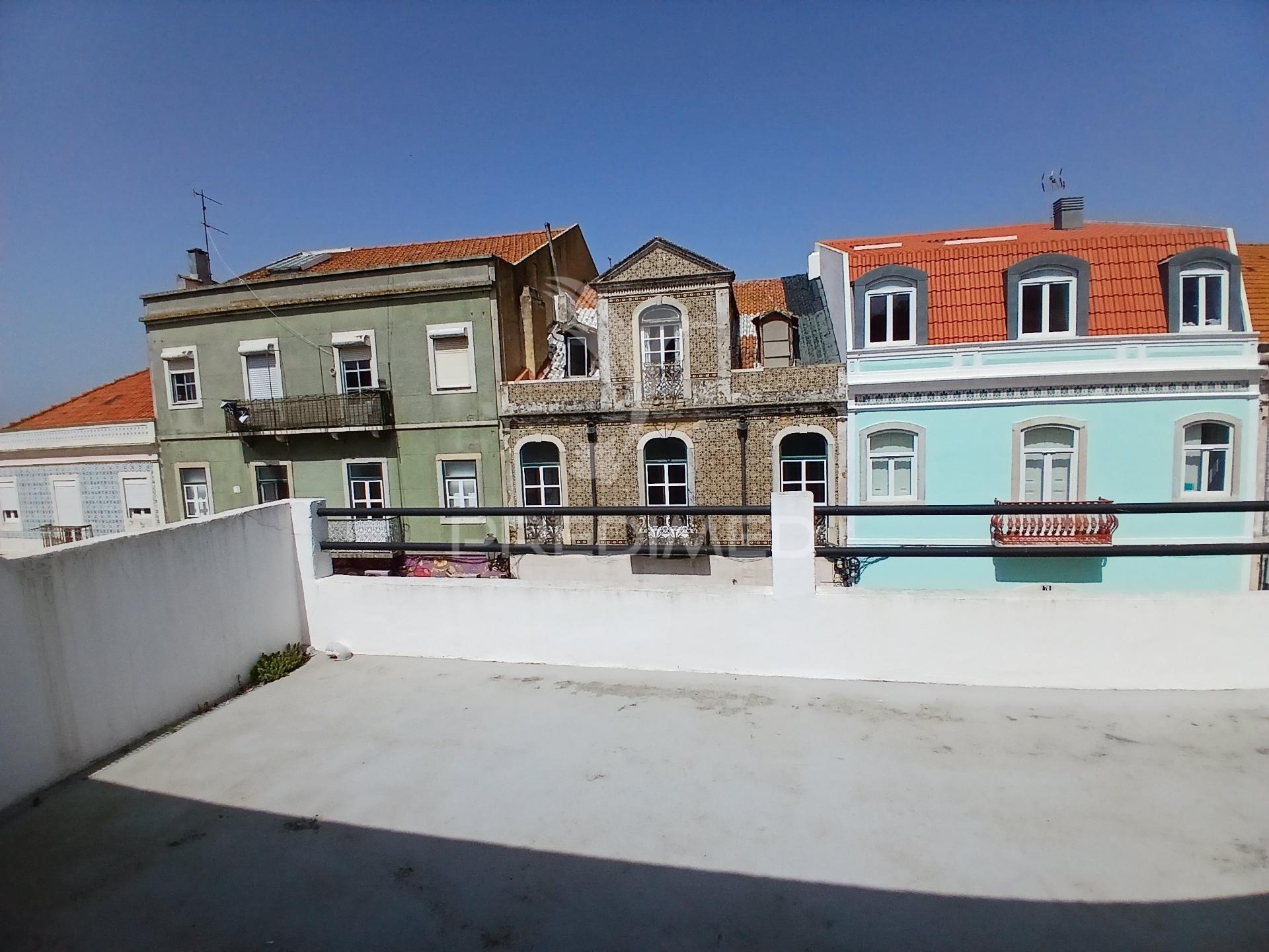 Prédio no centro do seixal.