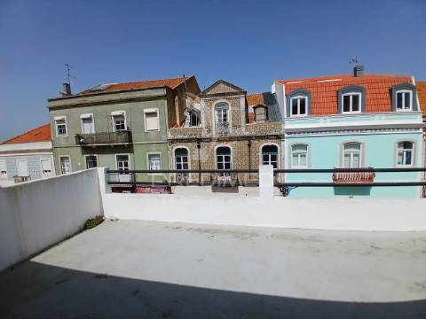 Prédio no centro do seixal.