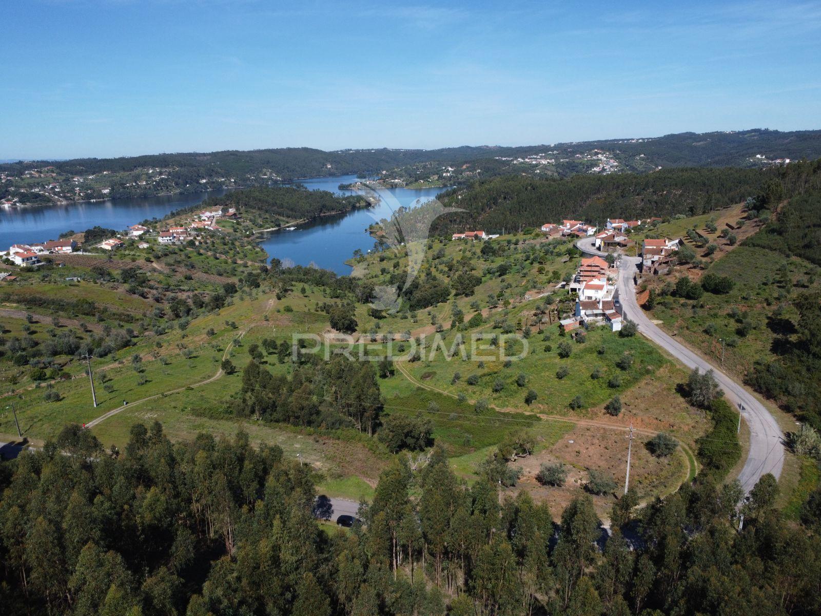 Terreno urbano com vista privilegiada para a barragem de castelo de bode