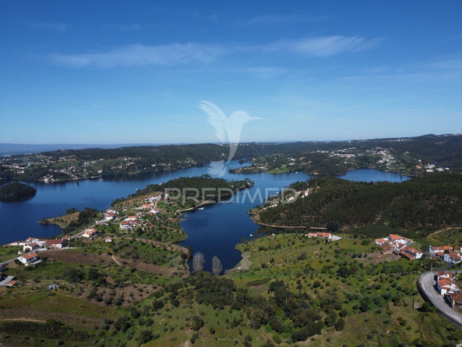 Terreno urbano com vista privilegiada para a barragem de castelo de bode