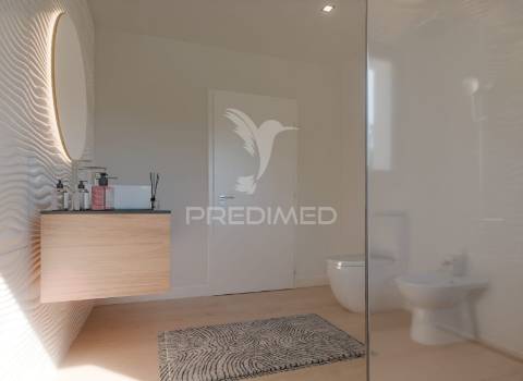 Moradia t4 de arquitetura moderna – urbanização da meia via