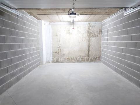 Garagem box para arrendamento em portimão – 22,60 m²