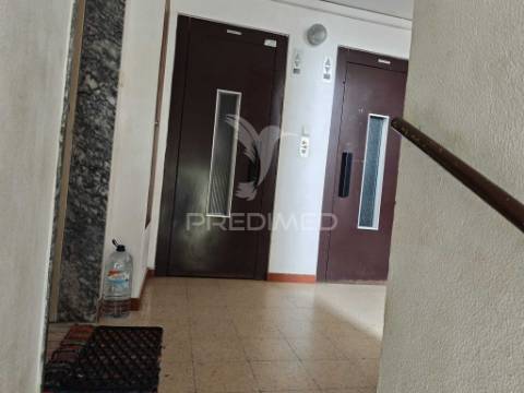 Apartamento t2 laranjeiro com arrecadação