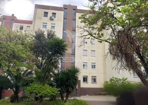 Apartamento t2 laranjeiro com arrecadação