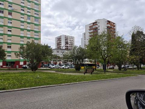 Apartamento t2 laranjeiro com arrecadação