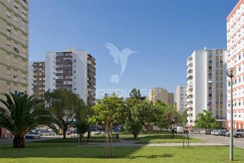 Apartamento t2 laranjeiro com arrecadação