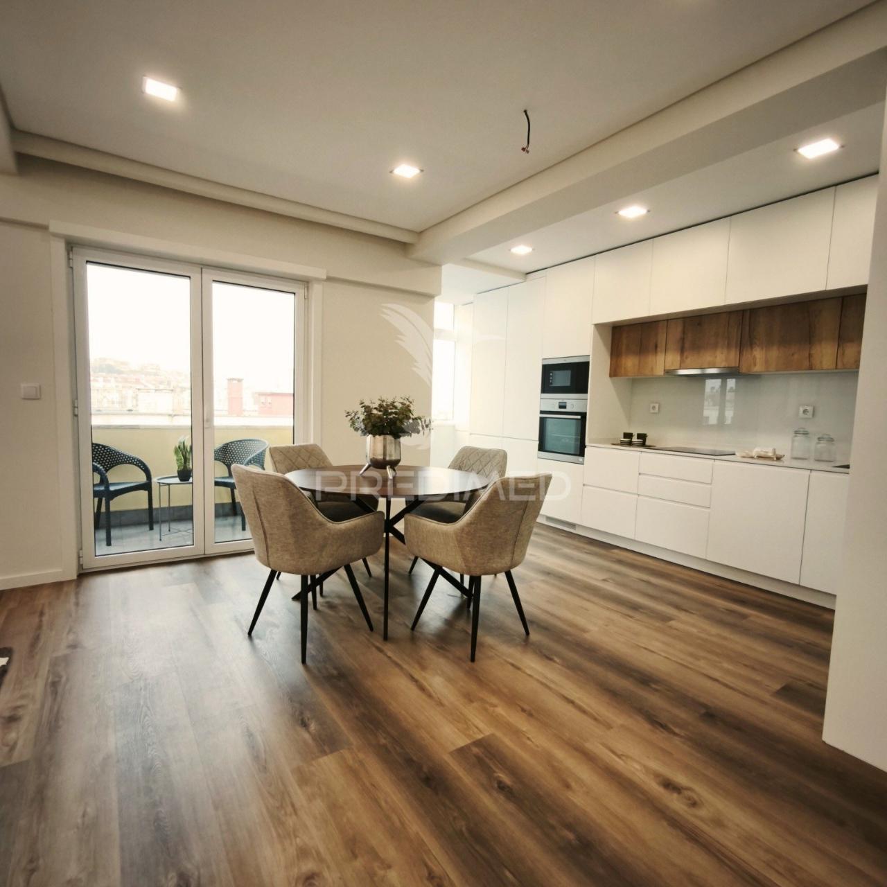 Apartamento t3 totalmente remodelado em benfica