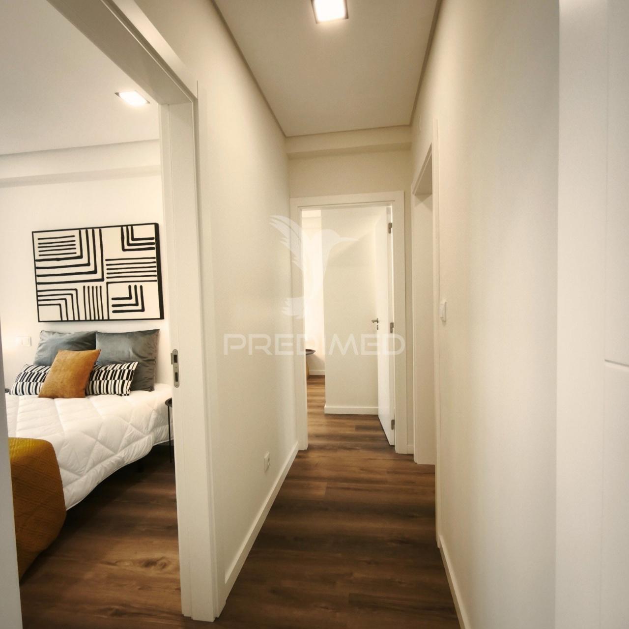 Apartamento t3 totalmente remodelado em benfica