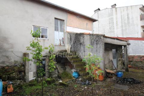 Moradia t3 para restauro com 2 pisos, 3 frentes em valbom, gondomar