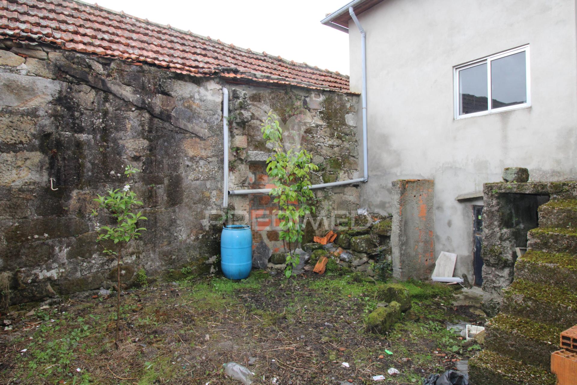 Moradia t3 para restauro com 2 pisos, 3 frentes em valbom, gondomar