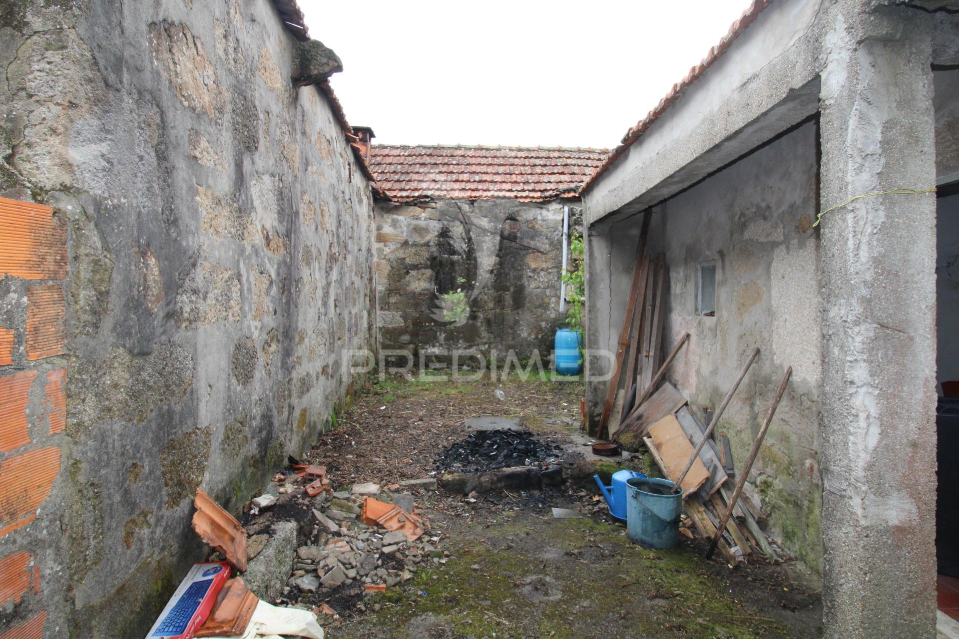 Moradia t3 para restauro com 2 pisos, 3 frentes em valbom, gondomar