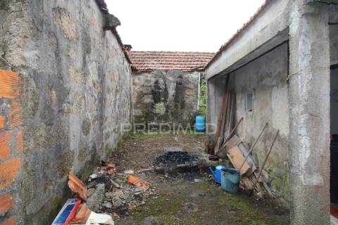 Moradia t3 para restauro com 2 pisos, 3 frentes em valbom, gondomar