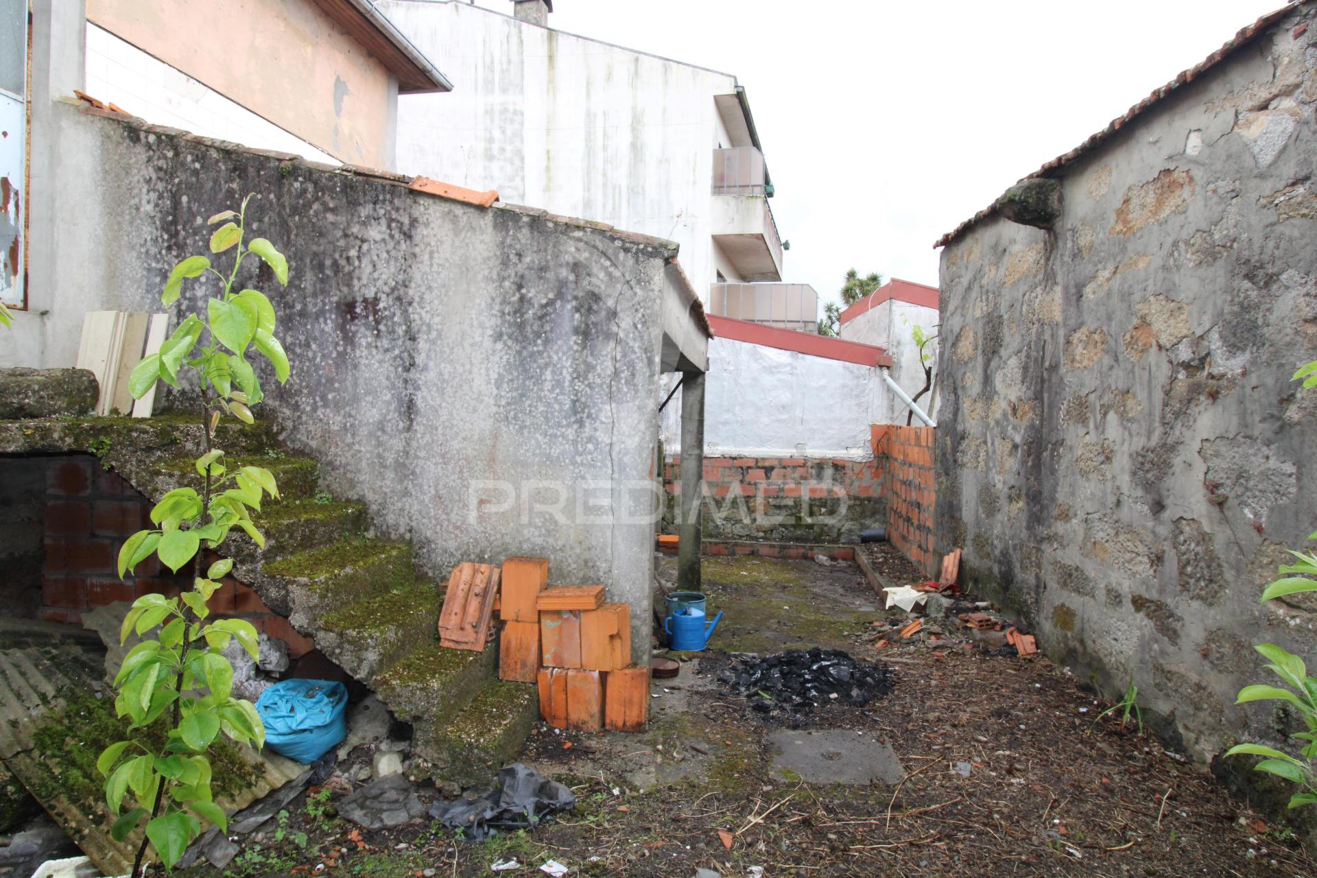 Moradia t3 para restauro com 2 pisos, 3 frentes em valbom, gondomar