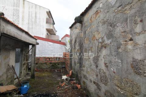 Moradia t3 para restauro com 2 pisos, 3 frentes em valbom, gondomar