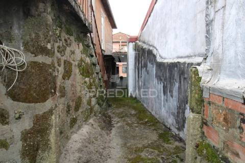 Moradia t3 para restauro com 2 pisos, 3 frentes em valbom, gondomar