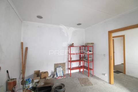 Moradia t3 para restauro com 2 pisos, 3 frentes em valbom, gondomar