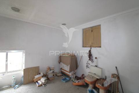 Moradia t3 para restauro com 2 pisos, 3 frentes em valbom, gondomar