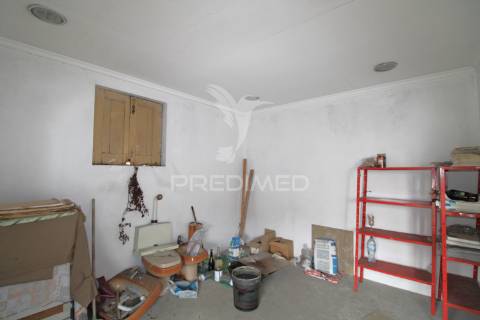 Moradia t3 para restauro com 2 pisos, 3 frentes em valbom, gondomar