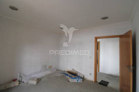 Moradia t3 para restauro com 2 pisos, 3 frentes em valbom, gondomar