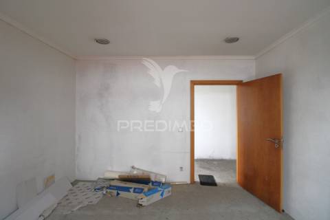 Moradia t3 para restauro com 2 pisos, 3 frentes em valbom, gondomar