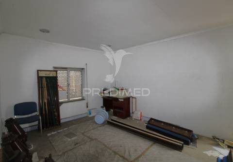 Moradia t3 para restauro com 2 pisos, 3 frentes em valbom, gondomar