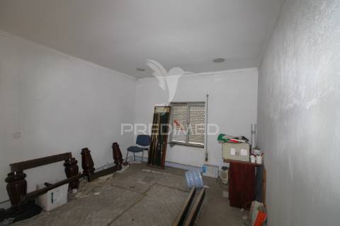 Moradia t3 para restauro com 2 pisos, 3 frentes em valbom, gondomar