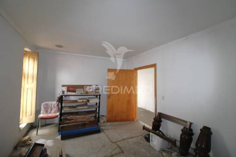 Moradia t3 para restauro com 2 pisos, 3 frentes em valbom, gondomar