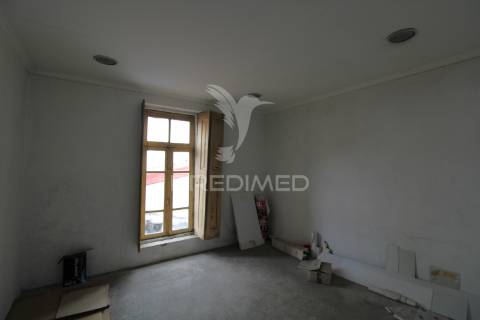 Moradia t3 para restauro com 2 pisos, 3 frentes em valbom, gondomar