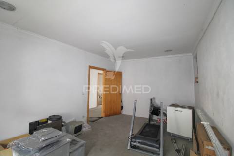 Moradia t3 para restauro com 2 pisos, 3 frentes em valbom, gondomar