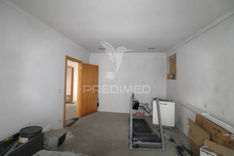 Moradia t3 para restauro com 2 pisos, 3 frentes em valbom, gondomar