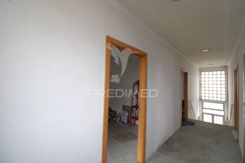 Moradia t3 para restauro com 2 pisos, 3 frentes em valbom, gondomar