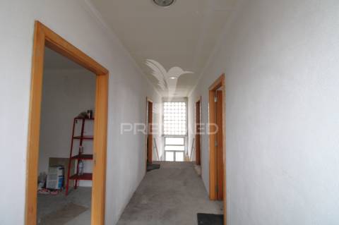 Moradia t3 para restauro com 2 pisos, 3 frentes em valbom, gondomar