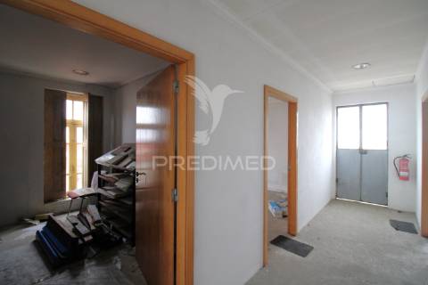 Moradia t3 para restauro com 2 pisos, 3 frentes em valbom, gondomar