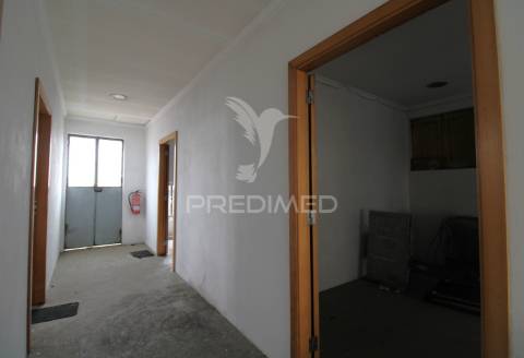 Moradia t3 para restauro com 2 pisos, 3 frentes em valbom, gondomar