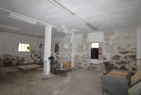 Moradia t3 para restauro com 2 pisos, 3 frentes em valbom, gondomar