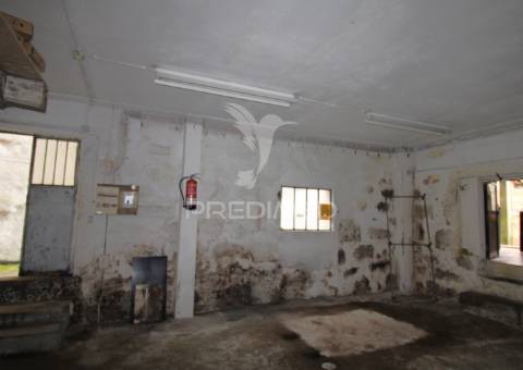 Moradia t3 para restauro com 2 pisos, 3 frentes em valbom, gondomar