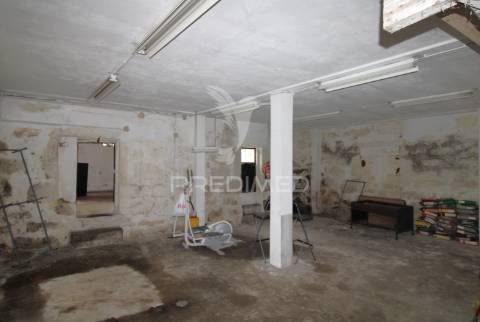 Moradia t3 para restauro com 2 pisos, 3 frentes em valbom, gondomar