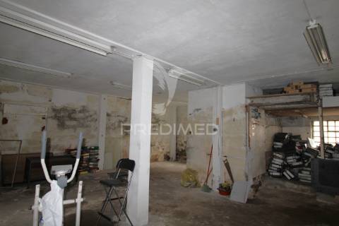 Moradia t3 para restauro com 2 pisos, 3 frentes em valbom, gondomar