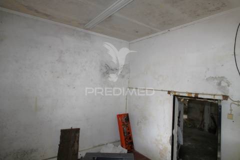 Moradia t3 para restauro com 2 pisos, 3 frentes em valbom, gondomar