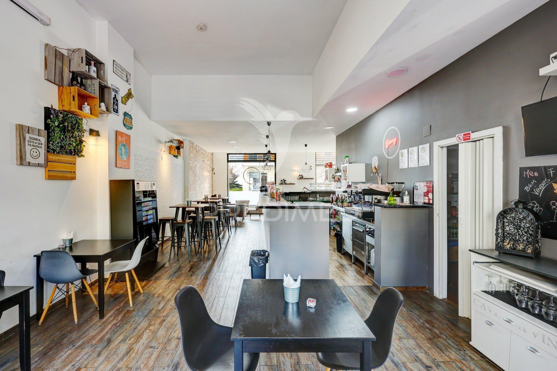 Espaço comercial com forte potencial na amadora | 104 m² + esplanada