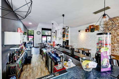 Espaço comercial com forte potencial na amadora | 104 m² + esplanada