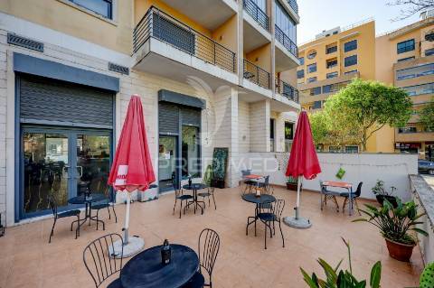 Espaço comercial com forte potencial na amadora | 104 m² + esplanada