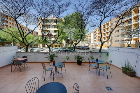 Espaço comercial com forte potencial na amadora | 104 m² + esplanada