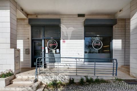 Espaço comercial com forte potencial na amadora | 104 m² + esplanada