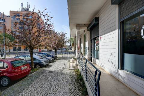 Espaço comercial com forte potencial na amadora | 104 m² + esplanada