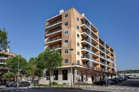 Espaço comercial com forte potencial na amadora | 104 m² + esplanada